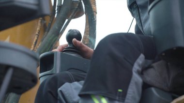 Mühendis operatör vinç eylem. Klip. Kabindeki adam vinci kontrol eder. O vinç kabin ve çalışma bir üst oturup