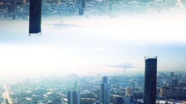Ayna etkisi ile modern şehir. Stok görüntüleri. Yansıyan metropolün paralel gerçekliğinin etkisiyle soyut animasyon. Paralel dünyalar gibi yukarıdan yansıyan şehir panoramasının üst görünümü