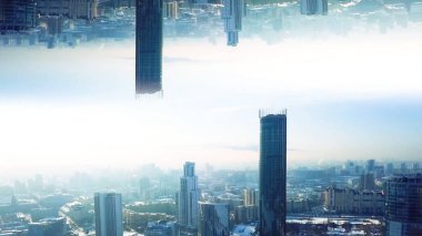 Ayna etkisi ile modern şehir. Stok görüntüleri. Yansıyan metropolün paralel gerçekliğinin etkisiyle soyut animasyon. Paralel dünyalar gibi yukarıdan yansıyan şehir panoramasının üst görünümü