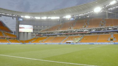 Ekaterinburg, Rusya - 15 Haziran 2018: Açık futbol stadyumunun içinde. Eylem. Büyük spor stadyumunda insanlar dolaşıyor, futbol şampiyonası öncesi hazırlanıyor