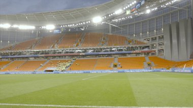 Ekaterinburg, Rusya - 15 Haziran 2018: Açık futbol stadyumunun içinde. Eylem. Büyük spor stadyumunda insanlar dolaşıyor, futbol şampiyonası öncesi hazırlanıyor