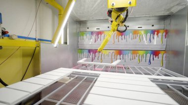 Endüstriyel robotik kol boyaları çerçeve. Eylem. Endüstriyel işletmelerde mobilya boyama için modern ekipman. Robotik kol boyalar sprey boyalı ahşap çerçeve pembe