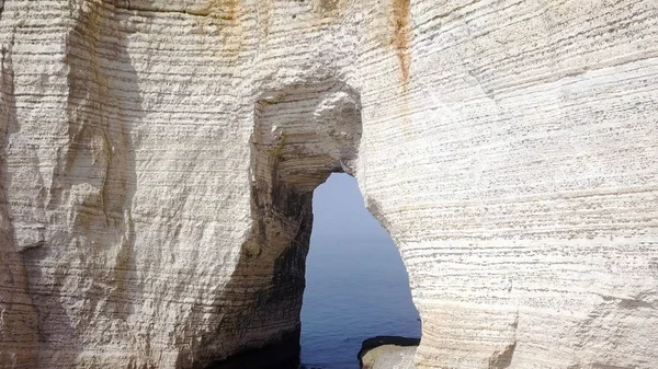 Vista superior de acantilado blanco con arco. Acción. El pasaje arqueado en el acantilado blanco - el milagro hermoso de la naturaleza, creado en el proceso de la erosión del mar y los vientos —  Fotos de Stock