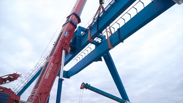 Moscow, Oroszország-szeptember 2018: Gantry daru akasztóval az emelésére. Klip. Építkezési telek. Ipari üzem. — Stock Fotó