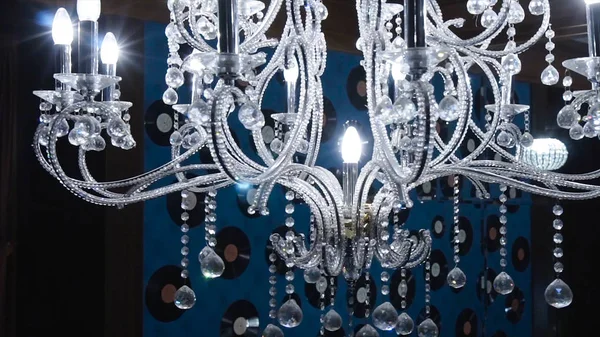 Lustre vintage. Clip. Gros plan sur le cristal du lustre contemporain, est un luminaire ornemental ramifié conçu pour être monté sur les plafonds ou les murs — Photo