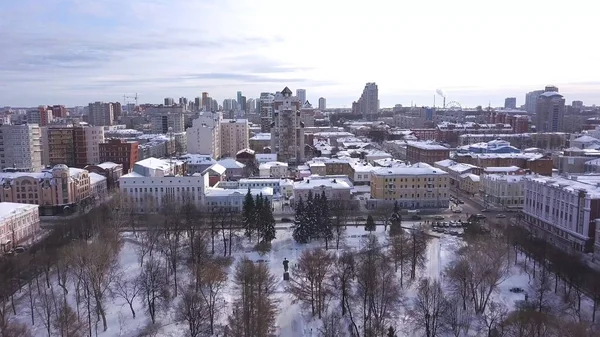 Vue sur la grande ville russe en hiver. Clip. Saison d'hiver. Vue aérienne. République de Carélie, au nord de la Russie — Photo