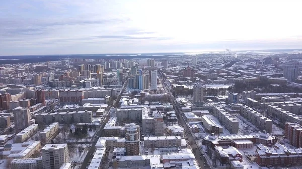 Vrcholně pohled na velké ruské město v zimě. Klip. Zimní sezóna. Letecký pohled. Karská republika, severně od Ruska — Stock fotografie