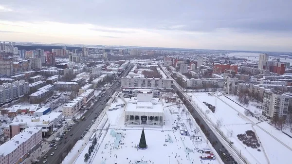 Aérienne de la ville couverte de neige. Clip. Vue de dessus de la ville russe enneigée — Photo