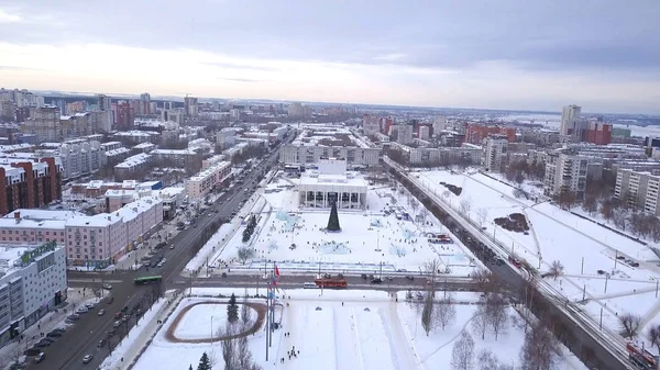 Antenne van de stad bedekt met sneeuw. Clip. Top uitzicht op de besneeuwde Russische stad — Stockfoto