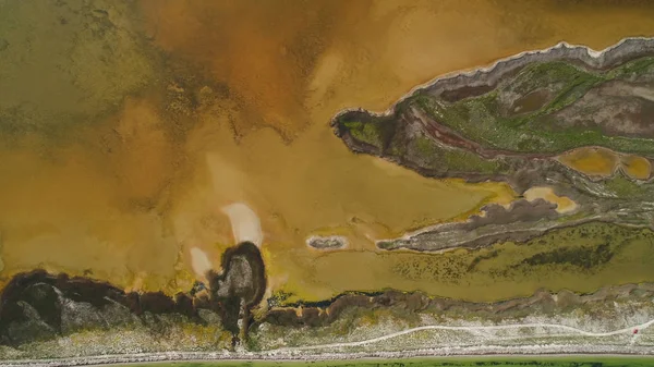 Καφέ βρώμικη λίμνη με σχεδιασμένη ακτή. Πυροβολισμό. Κορυφαία όψη της επιφανειακής επιφάνειας των ακτών και της μουχλιασμένη καφέ όξινης λίμνης. Τέχνη της φυσικής επιφάνειας της γης από τα πτηνά-οπτική όψη — Φωτογραφία Αρχείου