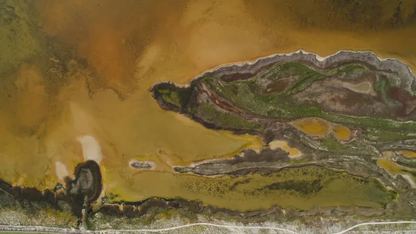 Καφέ βρώμικη λίμνη με σχεδιασμένη ακτή. Πυροβολισμό. Κορυφαία όψη της επιφανειακής επιφάνειας των ακτών και της μουχλιασμένη καφέ όξινης λίμνης. Τέχνη της φυσικής επιφάνειας της γης από τα πτηνά-οπτική όψη — Φωτογραφία Αρχείου