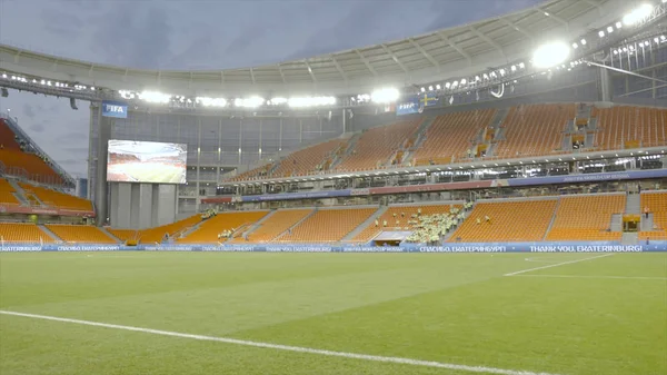 เอแคทรีนเบิร์ก รัสเซีย 15 มิถุนายน ค.ศ. การกระทํา สนามกีฬาขนาดใหญ่ที่มีผู้คนเดินไปรอบ ๆ เตรียมตัวก่อนการแข่งขันฟุตบอล — ภาพถ่ายสต็อก