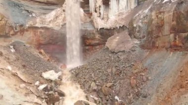 Kirli mineral kaya arka planda şelale görünümü. Stok. Kirli şelale heyelan kalıntıları ile mineralogical kahverengi kaya duvar aşağı damla