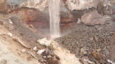Kirli mineral kaya arka planda şelale görünümü. Stok. Kirli şelale heyelan kalıntıları ile mineralogical kahverengi kaya duvar aşağı damla