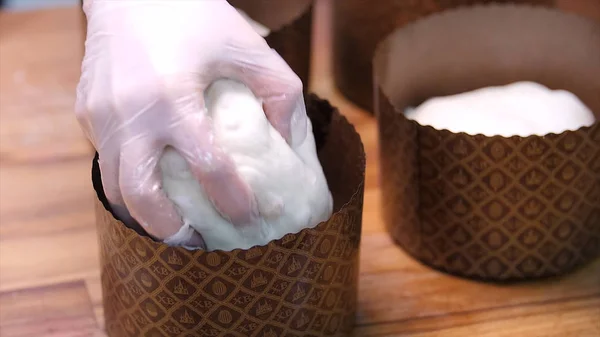 Préparation maison de gâteaux de Pâques à l'aide de papier cuisson. Images d'archives. Gros plan pour l'emballage en papier brun couché sur un fond en bois . — Photo