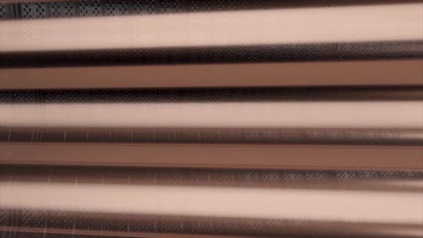 Líneas marrones horizontales sobre fondo metálico, lazo sin costuras. Animación. Rayas anchas paralelas abstractas de colores beige y marrón que fluyen lentamente . — Vídeo de stock