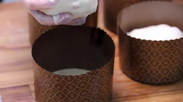 Preparación casera de pasteles de Pascua con la ayuda de papel para hornear. Imágenes de archivo. Cierre para el embalaje de papel marrón acostado sobre fondo de madera . — Vídeo de stock