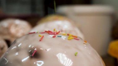 Beyaz sır ve renkli şekerleme Sprinkles, Ortodoks tatil konsepti ile süslenmiş taze pişmiş Paskalya pastaları için yakın. Stok görüntüleri. Pasta düşen Sprinkles.
