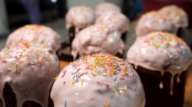 Paskalya pastası beyaz şeker sır, renkli şeker şeker, Mutlu Paskalya kavramı ile dekore edilmiştir. Stok görüntüleri. Pasta üzerinde yavaş hareket düşen şekerleme Sprinkles için yakın.