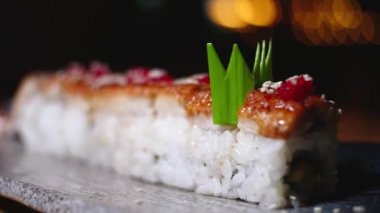 Wasabi ile tabakta güzel dekore suşi rulo yakın çekim. Çerçeve. Pahalı restoranda eel ile profesyonelce hazırlanmış ve dekore edilmiş suşi rulo
