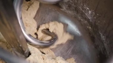 Profesyonel mikserde yoğurma hamurunun yakın çekim. Stok görüntüleri. Hamur fırın veya ekmek fabrikasında endüstriyel yoğurma makinesikarıştırılır