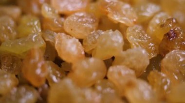 Bir sürü sarı kuru üzümün yakın çekimi. Stok görüntüleri. Tatlı hamur işleri yapmak için taze sarı kuru üzüm Arka plan. Tatlı kurutulmuş meyveler