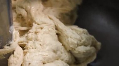 Fırında mikserde yoğuran hamurun yakın çekim. Stok görüntüleri. Hava hamuru ekmek fabrikasında veya fırında endüstriyel hamur mikserinde yoğurunur
