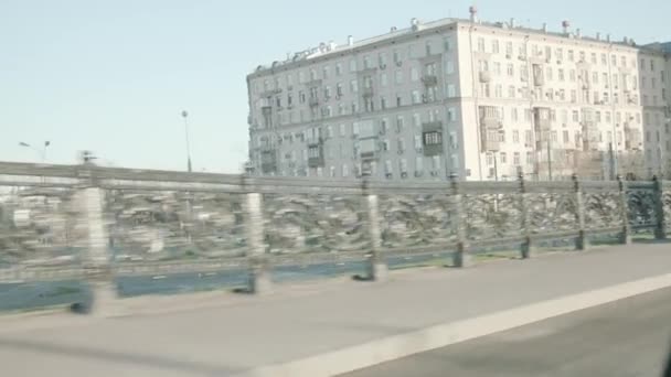 Moskwa, Rosja-czerwiec, 2019: widok z ruchu samochodowego na ulicach miasta i drogach w ciągu dnia. Sceny. Widok z boku krajobrazu miasta z prostą architekturę nudne opuszczonych chodników w słoneczny letni dzień — Wideo stockowe