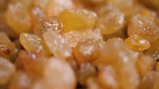 Bir sürü sarı kuru üzümün yakın çekimi. Stok görüntüleri. Tatlı hamur işleri yapmak için taze sarı kuru üzüm Arka plan. Tatlı kurutulmuş meyveler — Stok video