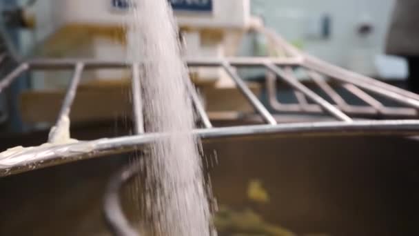 Close-up de açúcar derramado no misturador de massa. Imagens de stock. O açúcar é derramado no misturador para misturar com massa ao cozinhar doces — Vídeo de Stock