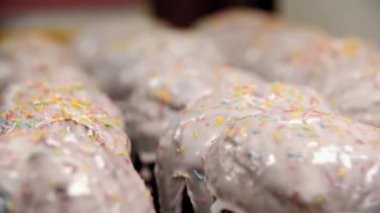 Sırlı paskalya keklerinin yakın çekimi. Stok görüntüleri. Geleneksel paskalya kek beyaz şeker sır ile kaplı ve gökkuşağı sprinkles ile dekore