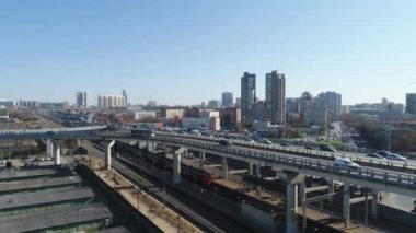 Yüksek katlı binalar ve yollarda trafik ile büyük şehir üst görünümü. Sahne. Gündüz güzel metropol şehir yollarında hareketli trafik dalmış