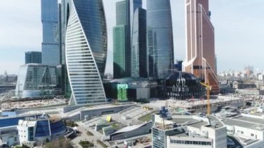 Sabah güzel Moskova şehrinin en iyi manzarası. Sahne. Moskova'da modern cam cephe ve mimari ile iş merkezi. Yaz aylarında arka plan gökyüzünde gökdelenler ile Cityscape