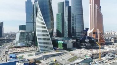 Sabah güzel Moskova şehrinin en iyi manzarası. Sahne. Moskova'da modern cam cephe ve mimari ile iş merkezi. Yaz aylarında arka plan gökyüzünde gökdelenler ile Cityscape