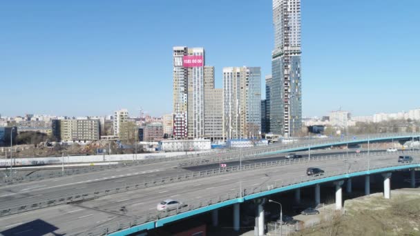 Topputsikt över storstaden med höghus och trafik på vägar. Scen. Vacker Metropol i dagtid är nedsänkt i livlig trafik på vägar i staden — Stockvideo