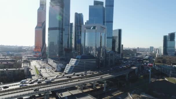 Top utsikt över Business Center i Metropolis med trafik på vägar. Scen. Vacker dag stad landskap med glas skyskrapor av affärscentra och människor skyndar sig att arbeta i bilar — Stockvideo