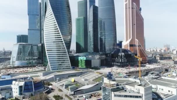 Toppen utsikt över vackra Moskva City på morgonen. Scen. Affärscentrum med modern glasfasad och arkitektur i Moskva. Stadsbilden med skyskrapor på bakgrunds himmel på sommaren — Stockvideo