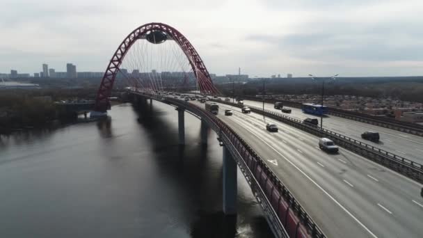 Kemerli güzel asma köprünün üst görünümü. Sahne. Karayolu ve trafik ile nehir geçen köprü ile Kentsel peyzaj. Arka plan şehir ve bulutlu gökyüzü üzerinde köprü Manzara — Stok video