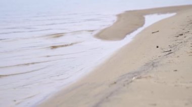 Deniz dalgası ile plaj arka plan. Stok görüntüleri. Kumlu plajda sakin su