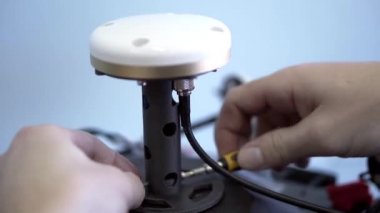 Quadcopter'ın detayları. Klip. Yakın çekim erkek drone hava fotoğrafçılığı yeni ön ayrıntıları toplar. Quadcopter küçük tornavida adam vidalı parçaları