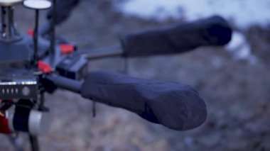 Quadcopter'ı uçuşa hazırlayan adamların yakın çekimi. Klip. Erkekler eylem denemek için quadrocopter yeni nesil ayrıntılarını ortaya koymaktadır