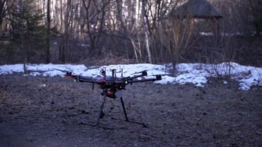 Quadcopter'ın yakın çekimi havalanıyor. Klip. Yeni nesil quadcopter güçlü modeli havadan çekim için yerden gökyüzüne çıkar