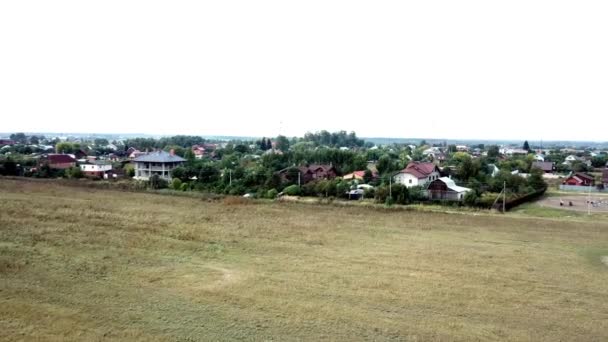 Pemandangan atas desa yang mewah. Rekaman saham. Pemandangan desa dari puncak gunung di taman nasional terjebak dengan awan di langit pada hari yang cerah — Stok Video