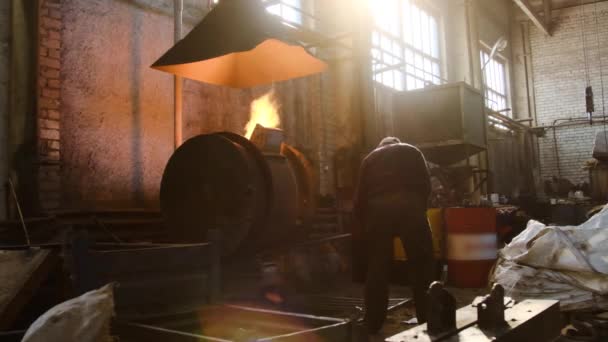 アルミニウムマスター合金の生産。ストック映像。マスターは鋳造所で働く — ストック動画
