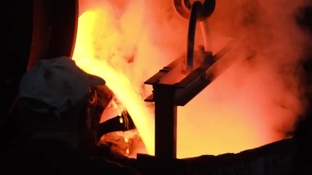 Acero caliente vertiendo en la planta de acero. Imágenes de archivo. Flujo de metal en la fundición. Verter metal líquido en taller de chimenea abierta — Vídeos de Stock