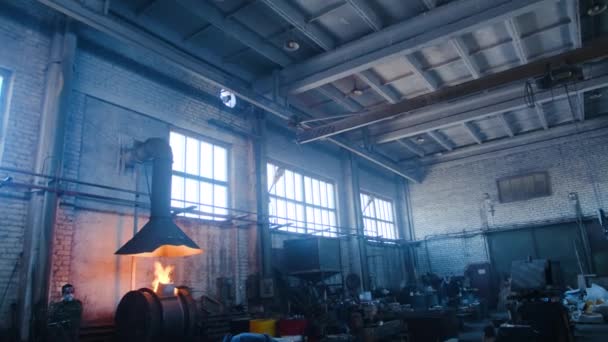 철강 공장 근로자. 스톡 푸티지. 금속 형태의 공장 내부 — 비디오