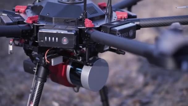 Yeni quadcopter'ın detayları. Klip. Daha iyi hava çekimleri için geliştirilmiş parçalar ile Closeup quadcopter yeni nesil. Dahili profesyonel kameraile Quadrocopter — Stok video