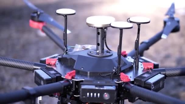 Detalles del nuevo quadcopter. Clip. Primer plano quadcopter nueva generación con piezas mejoradas para mejores disparos aéreos. Quadrocopter con cámara profesional incorporada — Vídeo de stock