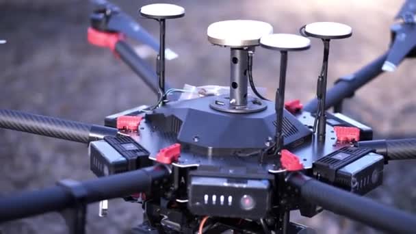 Details van de nieuwe quadrocopter. Clip. Close-up quadcopter nieuwe generatie met verbeterde onderdelen voor betere luchtfoto's. Quadrocopter met ingebouwde professionele camera — Stockvideo