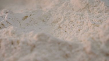 Ufalanmış beyaz un yakın çekim. Stok görüntüleri. Beyaz saf un pişirme hazırlama kullanılmadan önce süzülür. Beyaz yoğun ama ufalanmış toz veya un